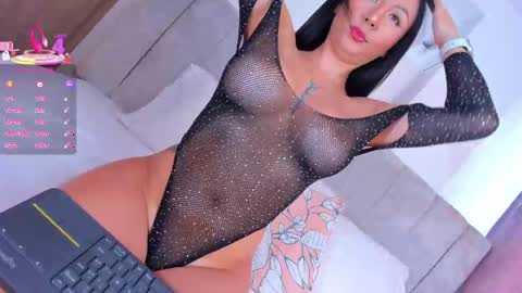 Snapshot of samanthaheinz chatting on 03-12-25, 09:45 V A N E S S A online show from 03-12-25, 09:45