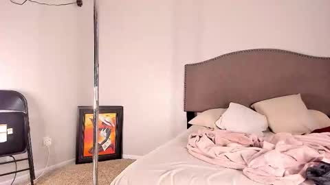 Snapshot of samatha1998 chatting on 10-17-25, 12:58 Yaya online show from 10-17-25, 12:58