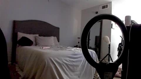 Snapshot of samatha1998 chatting on 10-20-25, 12:55 Yaya online show from 10-20-25, 12:55