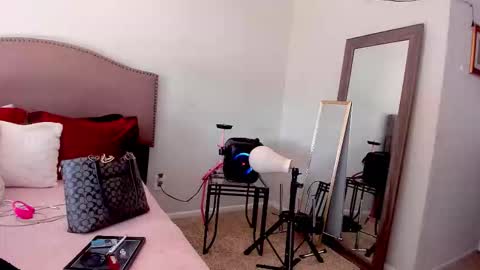 Snapshot of samatha1998 chatting on 10-30-25, 05:02 Yaya online show from 10-30-25, 05:02