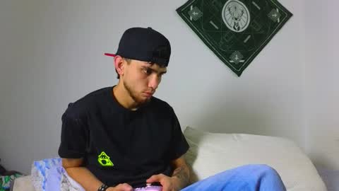 Snapshot of samevansx chatting on 12-17-25, 11:22 samevansx online show from 12-17-25, 11:22