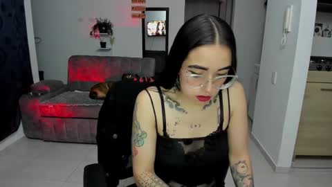 Snapshot of samismith77 chatting on 10-17-25, 01:09 SARA online show from 10-17-25, 01:09