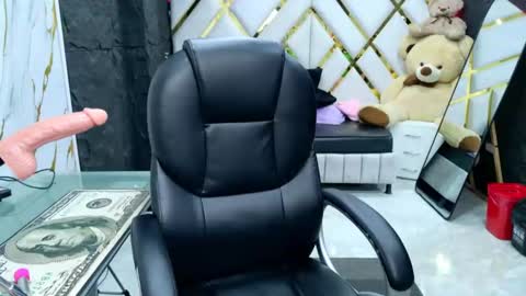 Snapshot of sammanthaboob chatting on 03-18-26, 12:19 Luisa online show from 03-18-26, 12:19