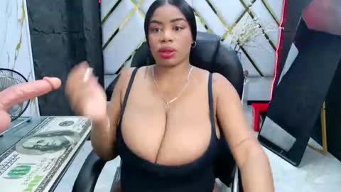 Snapshot of sammanthaboob chatting on 04-16-26, 11:44 Luisa online show from 04-16-26, 11:44