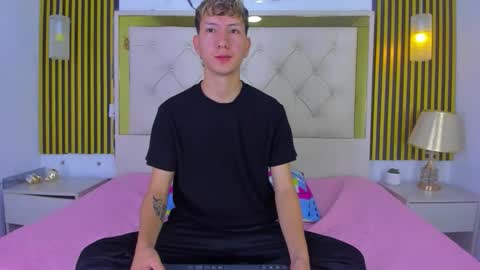 Snapshot of sammysex_ chatting on 11-25-25, 06:46 SAMMY online show from 11-25-25, 06:46