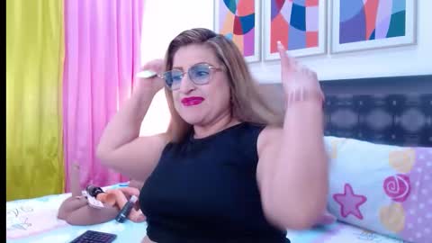 Snapshot of sandra_20_ chatting on 01-18-26, 10:19 SANDRA online show from 01-18-26, 10:19