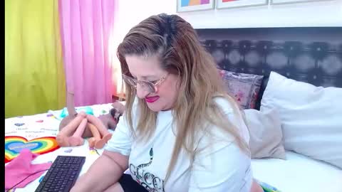 Snapshot of sandra_20_ chatting on 04-07-26, 11:43 SANDRA online show from 04-07-26, 11:43