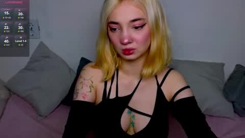 Snapshot of sandra_bell_ chatting on 10-14-25, 08:15 Sandra online show from 10-14-25, 08:15