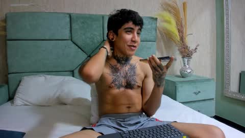 Snapshot of santiabader chatting on 11-16-25, 12:33 SantiAbader online show from 11-16-25, 12:33