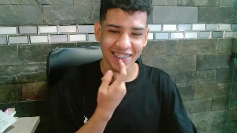 Snapshot of santiago_foxx chatting on 11-01-25, 10:23 santi online show from 11-01-25, 10:23