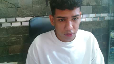 Snapshot of santiago_foxx chatting on 11-06-25, 11:04 santi online show from 11-06-25, 11:04