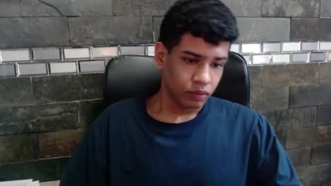 Snapshot of santiago_foxx chatting on 11-19-25, 02:33 santi online show from 11-19-25, 02:33