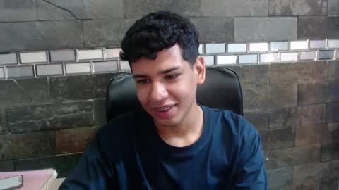 Snapshot of santiago_foxx chatting on 11-20-25, 01:17 santi online show from 11-20-25, 01:17