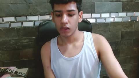 Snapshot of santiago_foxx chatting on 11-23-25, 04:40 santi online show from 11-23-25, 04:40