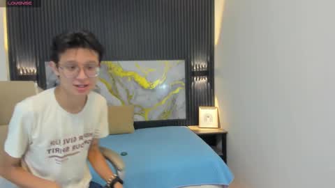 santiago_russo18 online show from 10-30-25, 12:17