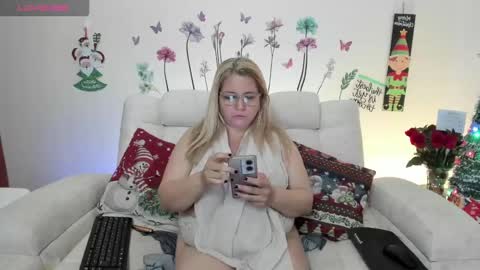 Snapshot of sara_crowe chatting on 12-24-24, 01:49 Sara Crowe online show from 12-24-24, 01:49