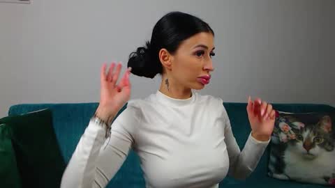 Im Sara I am happy to be here  online show from 11-30-25, 03:27