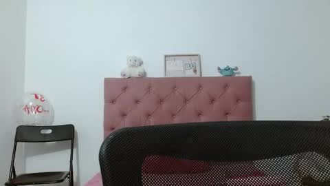 Snapshot of sara_f_w chatting on 12-17-25, 01:22 Sara online show from 12-17-25, 01:22