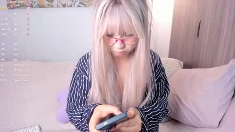 Sara  new account  give me thomb up  Follow me   help me reach 15k followers again   online show from 09-18-25, 11:51