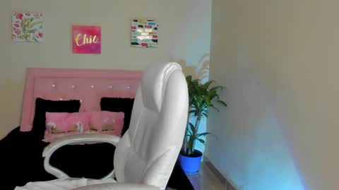 Sarah Ramirez online show from 02-25-25, 05:36