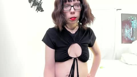 Snapshot of saradesirexo chatting on 01-12-25, 01:32 Sara Desire online show from 01-12-25, 01:32