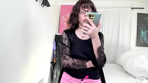 Snapshot of saradesirexo chatting on 01-29-25, 03:01 Sara Desire online show from 01-29-25, 03:01