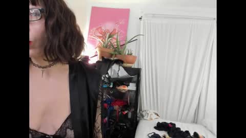 Snapshot of saradesirexo chatting on 02-21-25, 01:33 Sara Desire online show from 02-21-25, 01:33