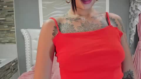Snapshot of sarah_curtis chatting on 02-05-25, 12:20 Sarah online show from 02-05-25, 12:20