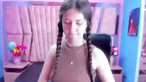 Snapshot of sarah_sweett_ chatting on 10-18-25, 02:18 Sarah online show from 10-18-25, 02:18