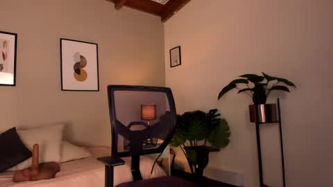 Snapshot of sarah_volkov chatting on 12-14-24, 01:17 online show from 12-14-24, 01:17