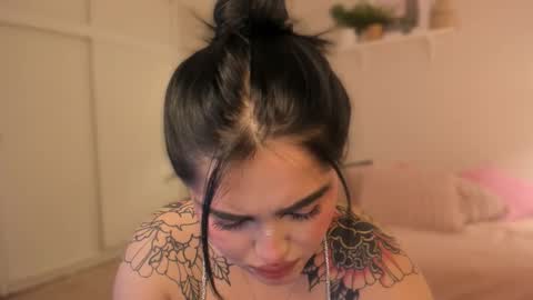 Snapshot of sarah_volkov chatting on 10-15-25, 05:29 online show from 10-15-25, 05:29