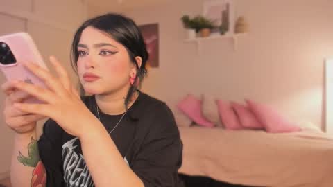 Snapshot of sarah_volkov chatting on 10-28-25, 05:11 online show from 10-28-25, 05:11