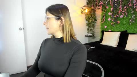 Sarah Deyvis online show from 11-10-25, 01:10