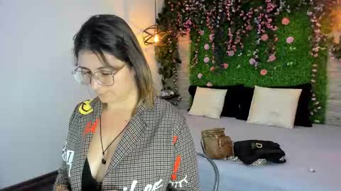 Sarah Deyvis online show from 11-21-25, 01:21