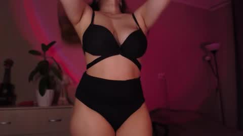 Snapshot of sarahsweetie_ chatting on 10-18-25, 03:24 Sarah online show from 10-18-25, 03:24