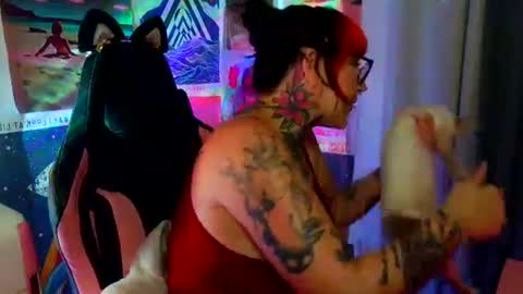 Sarah T online show from 10-19-25, 07:20