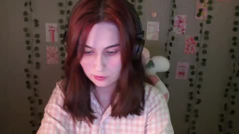 Snapshot of sarakinski chatting on 02-14-25, 02:12 Sara online show from 02-14-25, 02:12