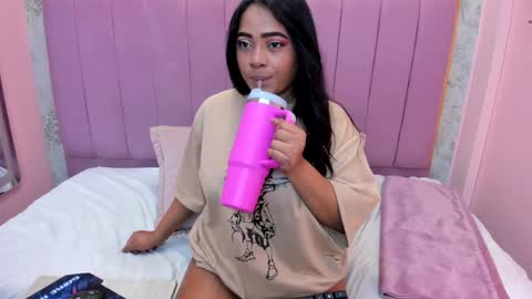 Snapshot of saramagiic chatting on 02-02-25, 11:51 online show from 02-02-25, 11:51