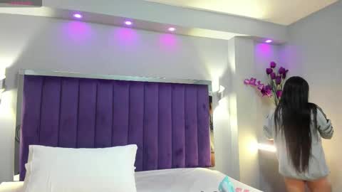 Snapshot of sarariley_ chatting on 10-21-25, 10:43 Sara online show from 10-21-25, 10:43