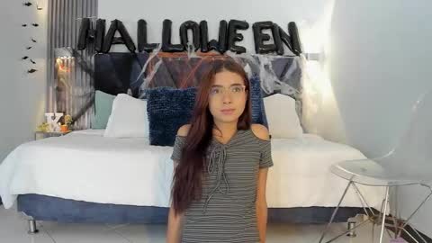 Snapshot of sarasaenz_99 chatting on 10-27-25, 08:13 Sara online show from 10-27-25, 08:13