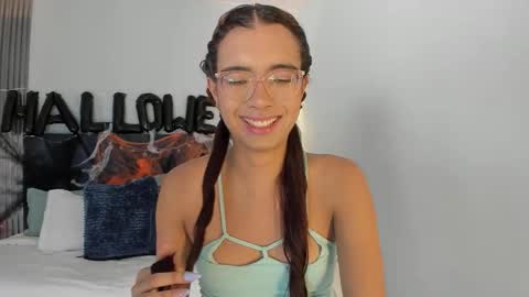 Snapshot of sarasaenz_99 chatting on 10-28-25, 08:11 Sara online show from 10-28-25, 08:11