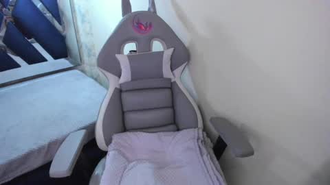 Snapshot of sarasaenz__ chatting on 02-27-25, 05:04 online show from 02-27-25, 05:04