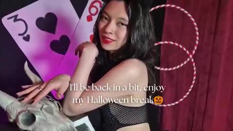 Snapshot of sarasaenz__ chatting on 10-11-25, 11:42 online show from 10-11-25, 11:42