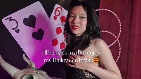 Snapshot of sarasaenz__ chatting on 10-13-25, 11:54 online show from 10-13-25, 11:54