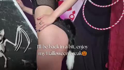 Snapshot of sarasaenz__ chatting on 10-14-25, 11:44 online show from 10-14-25, 11:44