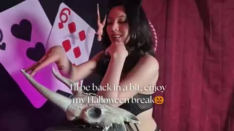 Snapshot of sarasaenz__ chatting on 10-15-25, 11:32 online show from 10-15-25, 11:32