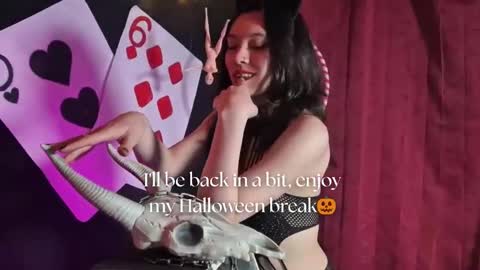 Snapshot of sarasaenz__ chatting on 10-21-25, 11:55 online show from 10-21-25, 11:55