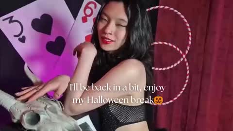 Snapshot of sarasaenz__ chatting on 10-22-25, 11:32 online show from 10-22-25, 11:32