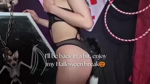 Snapshot of sarasaenz__ chatting on 10-25-25, 11:29 online show from 10-25-25, 11:29