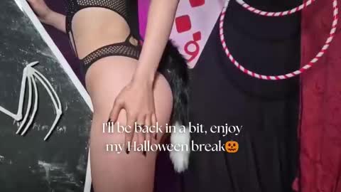 Snapshot of sarasaenz__ chatting on 10-28-25, 11:03 online show from 10-28-25, 11:03